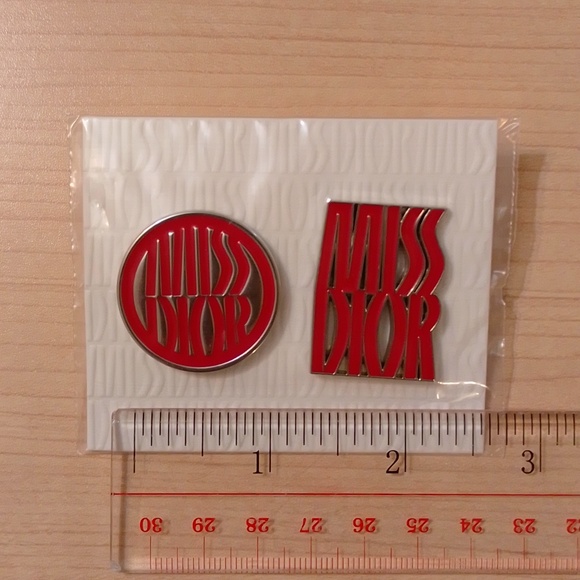 Set of 2 Miss Dior Enamel Pins - Picture 7 of 8